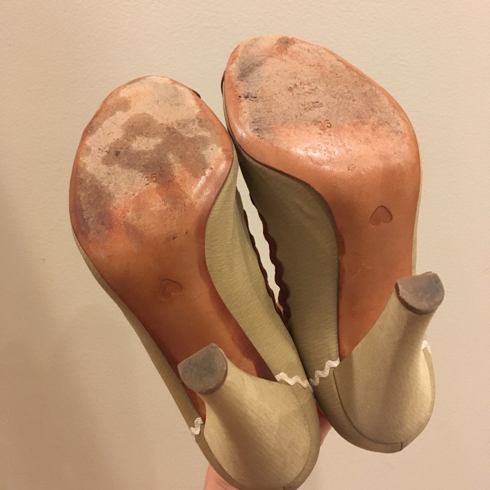 Moschino gingerbread cookie ric rac scalloped pump - Picture 9 of 9